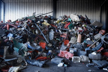 Téléchargez les photos : Pile de déchets plastiques à recycler ou à éliminer en toute sécurité, Idéal pour le recyclage et les thèmes environnementaux
. - en image libre de droit