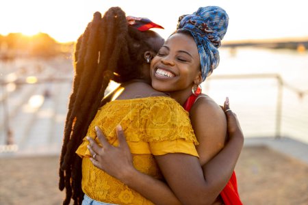 Heureuses jeunes femmes profitant du plein air au coucher du soleil 