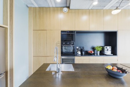 Cocina moderna del apartamento con decoración vanguardista
