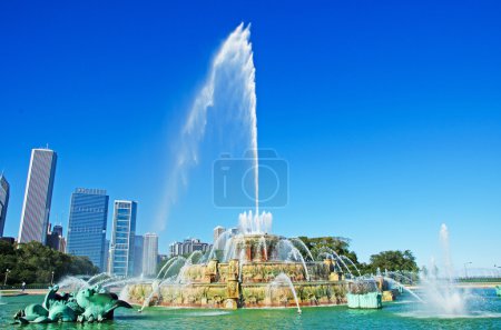 Chicago, Illinois, États-Unis d'Amérique, États-Unis : l'horizon de la ville avec vue sur la fontaine de Buckingham, un point de repère dans le centre de Grant Park, l'une des plus grandes fontaines au monde
