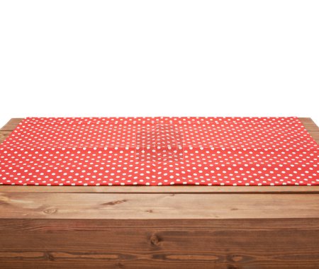 Téléchargez les photos : Nappe à pois rouges ou serviette sur la surface d'une table en bois brun, composition isolée sur le fond blanc - en image libre de droit