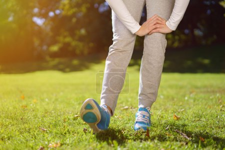 Plan du bas du corps d'une femme étirant ses jambes
