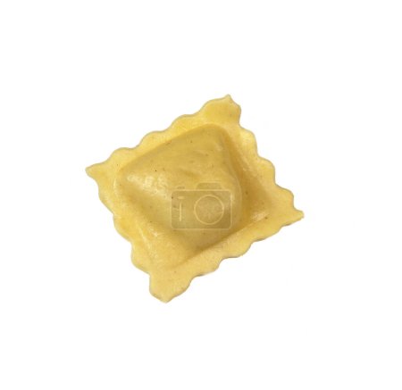 Téléchargez les photos : Savoureux raviolis crus à la farine et aux épinards sur fond blanc, processus de fabrication de raviolis italiens, photo de haute qualité - en image libre de droit