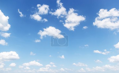 Nubes blancas y cielo azul 