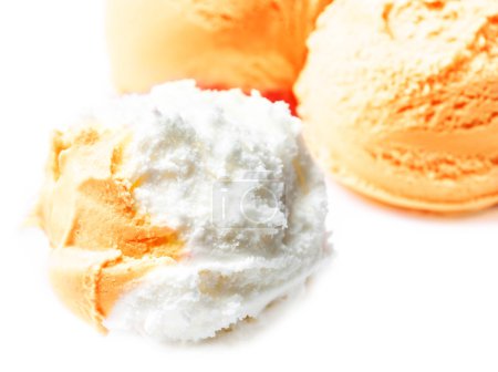 Bolas de helado de vainilla y naranja
