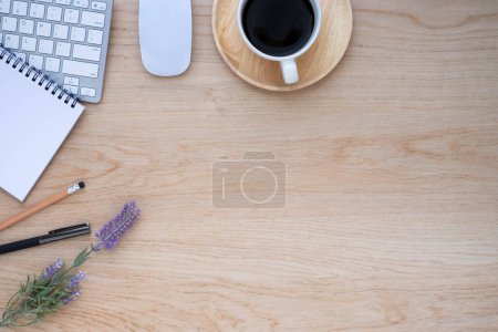 Vista superior de la mesa de escritorio de oficina de madera con teclado, taza de café y portátil, computadora del ratón con equipo de suministros de oficina. Concepto de negocios y finanzas. Lugar de trabajo, disposición plana con espacio de copia en blanco. Vista superior de la mesa de escritorio de oficina de madera con teclado, taza de café y portátil, computadora del ratón con equipo de suministros de oficina. Concepto de negocios y finanzas. Lugar de trabajo, disposición plana con espacio de copia en blanco.