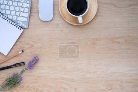 Draufsicht über den Wood Bürotisch Tisch mit Tastatur, Kaffeetasse und Notizbuch, Mauscomputer mit Ausstattung Bürobedarf. Geschäfts- und Finanzierungskonzept. Arbeitsplatz, Flache Lage mit Leerraum.