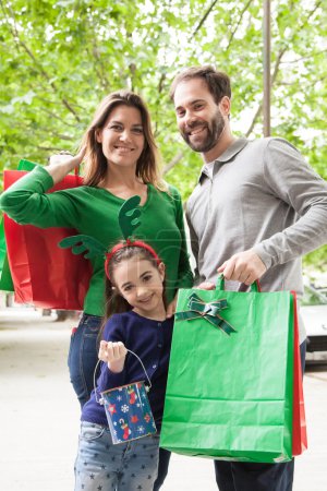 Foto de Feliz familia de compras para Navidad - Imagen libre de derechos