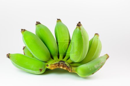 Banane verte sur fond blanc