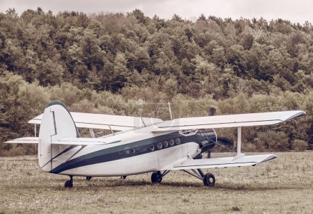 Foto de Movimiento del viejo avión retro antes de despegar. Imagen de estilo vintage
. - Imagen libre de derechos