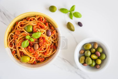 Spaghetti boloñés vegano cocinado lento hecho de carne de soja vegana. Comida de confort.
