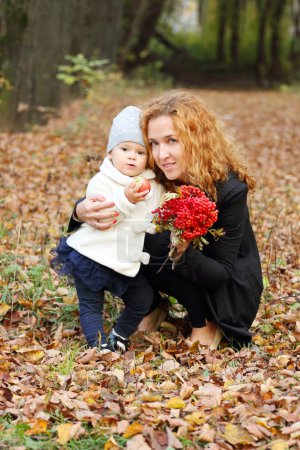 Hermosa mujer con hija pequeña y rowanberry
Hermosa mujer con hija pequeña y rowanberry