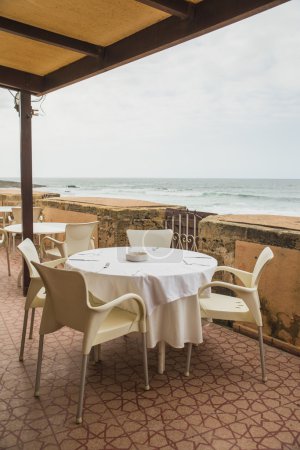Mesa de comedor en la terraza cerca de la playa en Rabat
