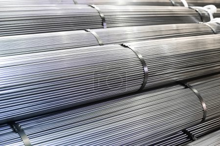 Foto de Barras metálicas de aluminio apiladas. Producción industrial pesada - Imagen libre de derechos