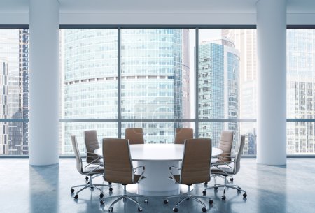 Téléchargez les photos : Salle de conférence panoramique dans un bureau moderne, vue sur le centre d'affaires international de Moscou. Chaises brunes et une table ronde blanche. rendu 3D
. - en image libre de droit