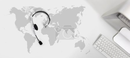 Foto de Contacto concepto global, mesa de vista superior con auriculares, ordenador y mapa - Imagen libre de derechos