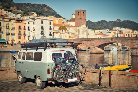 BOSA, ITALIA - 01 / 11 / 2020: Uaz 2206 Bukhanka Camper Combi parke
