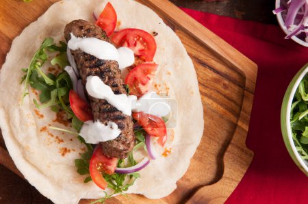 kofte de cordero asado con yogur fresco tzatziki y hummus
