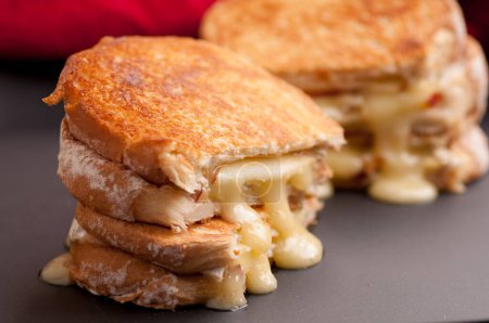 sándwiches de queso a la parrilla con manzana y brie, sacar el estilo