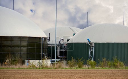 Una vista exterior del complejo de biogás en el campo bajo un cielo sombrío