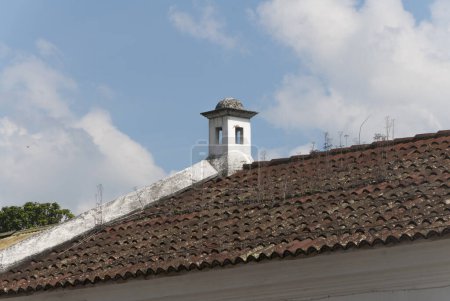 Architektonisches Detail von Schornsteinen in Kolonialhäusern der Kolonialstadt La Antigua Guatemala, Erbe spanischer Kultur in Privatbesitz.