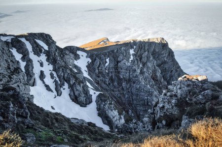 paysage photo du paradis de randonnée autrichien Schneeberg - sommet de montagne avec champ de neige et mer de nuages