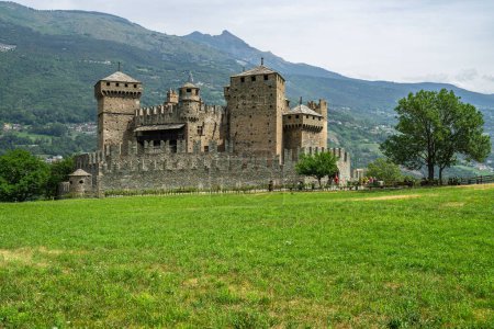 Blick auf die Burg Fenis, eine berühmte mittelalterliche Burg im Aostatal und eine der wichtigsten Touristenattraktionen der Region