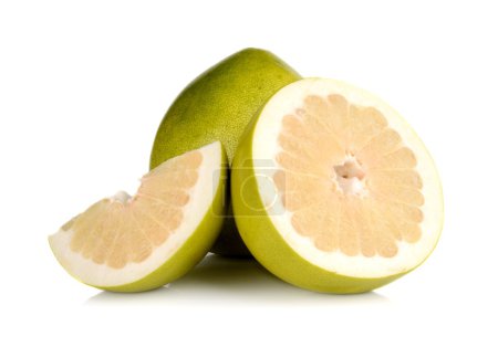 Tres pomelos, medio, cuarto aislado en blanco
