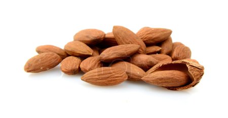 Groupe d'amandes brunes isolées sur blanc
