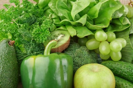 Téléchargez les photos : Groupe de légumes et fruits verts sur fond de bois - en image libre de droit