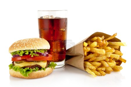 Téléchargez les photos : Grand cheeseburger simple avec verre de cola et frites isolées sur fond blanc - en image libre de droit