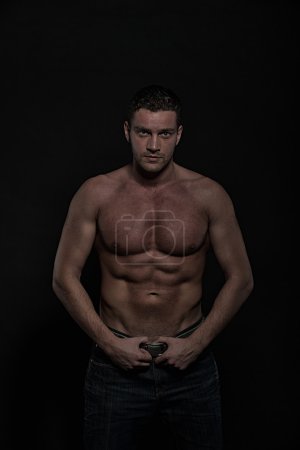 Glamour joven musculoso atlético hombre
