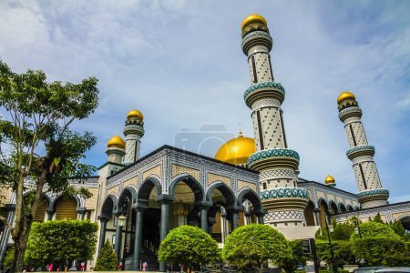 Foto de Hermosa vista de la mezquita Jame Asr Hassanil Bolkiah con plantas verdes en frente - Bandar Seri Begawan, Brunei, Sudeste Asiático - Imagen libre de derechos