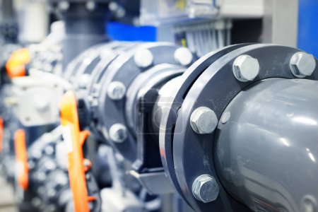tubería de PVC una sala de calderas de tratamiento de agua de la ciudad industrial. Válvulas y conexiones de tubería.