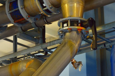 Gran tratamiento de agua industrial y sala de calderas. Tubos metálicos de acero brillante, bombas, válvulas. Industria, tecnología, equipos especiales, biotecnología, química, ecología, calefacción, seguridad en el trabajo