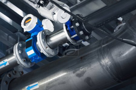 Gran tratamiento de agua industrial y sala de calderas. Tubos metálicos de acero brillante, bombas, válvulas. Industria, tecnología, equipos especiales, biotecnología, química, ecología, calefacción, seguridad en el trabajo