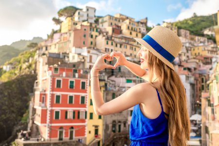 Mujer viajando ciudad costera italiana
