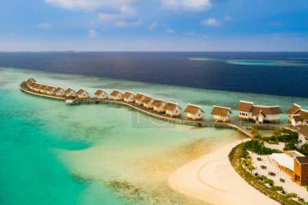 Téléchargez les photos : Vue imprenable sur les yeux des oiseaux à Maldives île Eh 'mafushi carrefour des Maldives au lever du soleil. Un drone aérien. Lagune de Saii et hôtel hard rock. Juillet 2021 - en image libre de droit