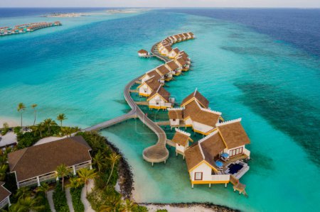 Téléchargez les photos : Vue imprenable sur les yeux des oiseaux à Maldives île Eh 'mafushi carrefour des Maldives au lever du soleil. Un drone aérien. Lagune de Saii et hôtel hard rock. Juillet 2021 - en image libre de droit