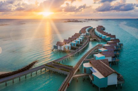 Téléchargez les photos : Vue imprenable sur les yeux des oiseaux à Maldives île Eh 'mafushi carrefour des Maldives au lever du soleil. Vue aérienne du drone - en image libre de droit