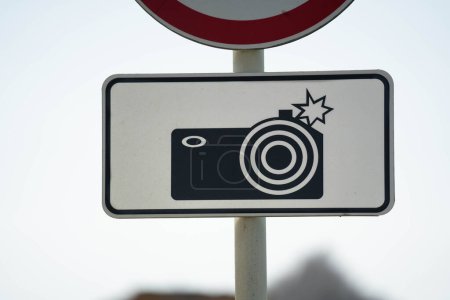 Cámara de vigilancia policial en la carretera