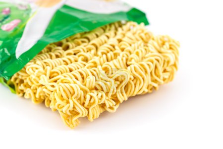 fideos instantáneos aislados sobre fondo blanco