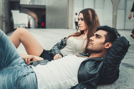 Foto de Joven hombre y mujer modelos de moda posando de la calle moderna. Estilo de moda
. - Imagen libre de derechos