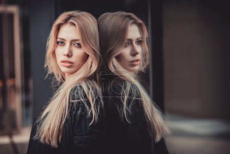 Foto de Hermosa mujer modelo joven posando en un entorno moderno de arquitectura de vidrio
. - Imagen libre de derechos