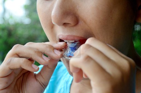 Mujer tailandesa poniendo moda Retainer
