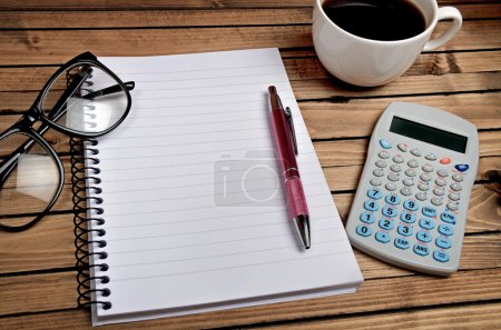 Bloc de notas con suministros de oficina
 