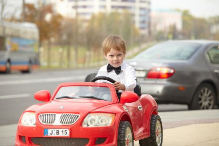 petit garçon voiture de conduite