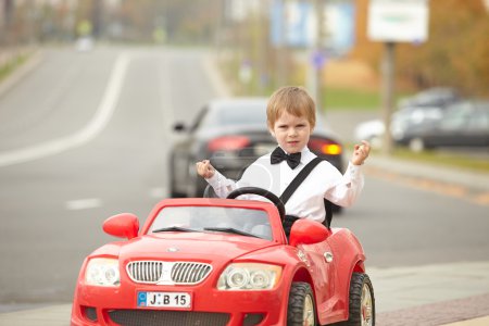 petit garçon voiture de conduite