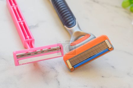 La máquina de afeitar es reutilizable para los hombres y desechable para las mujeres, acostado en la mesa La máquina de afeitar es reutilizable para los hombres y desechable para las mujeres, acostado en la mesa