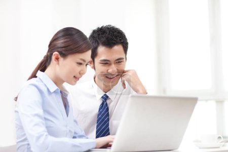 Empresario y mujer de negocios discutiendo trabajar en la computadora Empresario y mujer de negocios discutiendo trabajar en la computadora